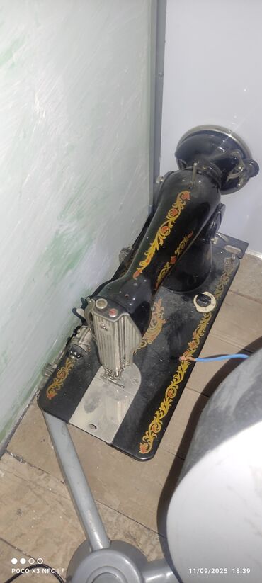 Elektrikli qızdırıcılar və radiatorlar: Mexaniki tikiş maşını – klassik model, dekorativ qızılı naxışlarla
