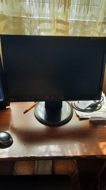 Səsgücləndiricilər, qulaqlıqlar və mikrofonlar: Benq monitor 17 ekran. Yandıranda əsmə verir və sonra sönür. Təmirə