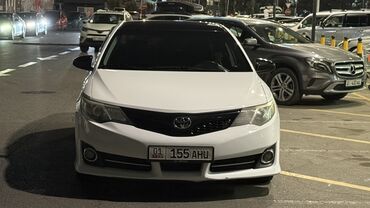 эски машына: Toyota Camry белого цвета с черной крышей. Автомобиль отличается