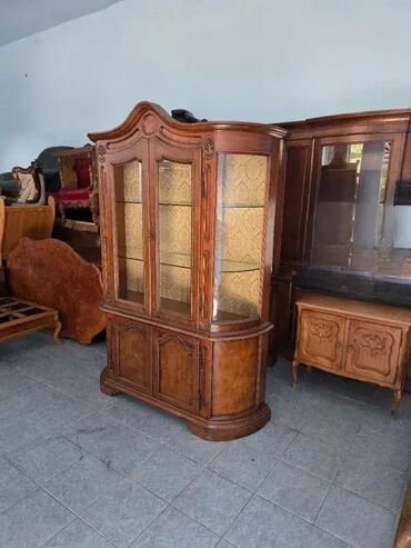 Stilske vitrine: Prelepa vitrina u odlicnom stanju. Visina 210 cm Sirina 150 cm Dubina — 9