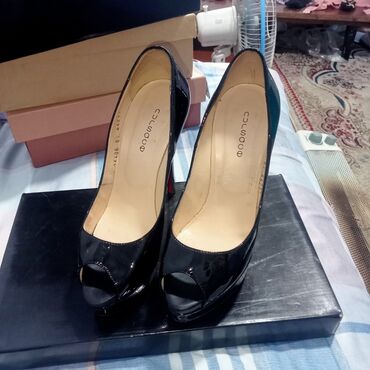 обувь жорданы: Туфли 40, цвет - Черный
