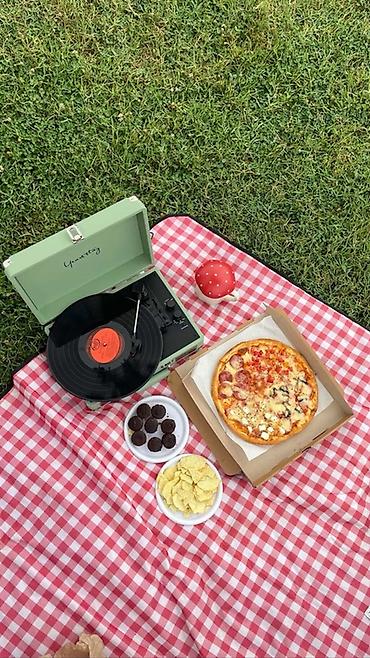 retro gramofon: Daşına bilən vinil pleyer – retro üslubda, çamadan tipli korpus — 1