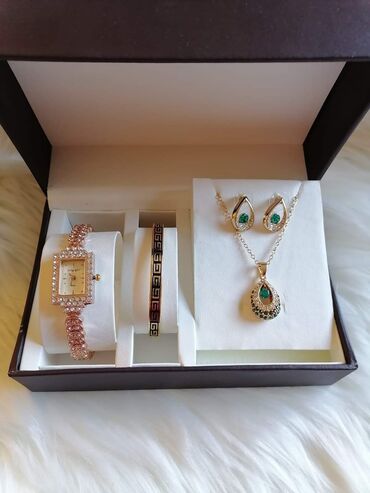 Setovi nakita: Cena 2100din
Bez kutije ide — 2