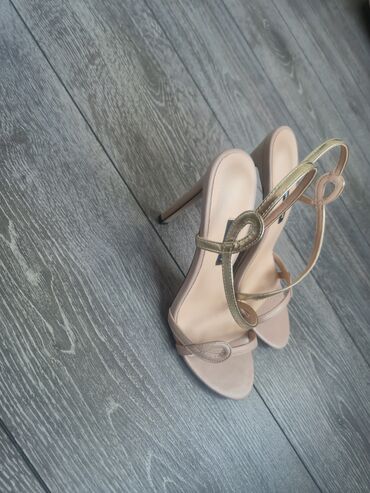 Поло: Nine West . Yeni. Razmer 38