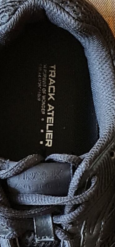 Patike: Crne sportske patike – mrežasti gornjište sa sintetičkim ojačanjima i — 10