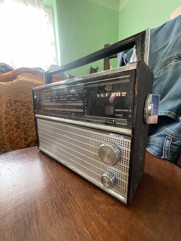 ağ rəng şəkil: Qedimi radio at lalafo.az ağ rəng şəkil: Qedimi radio