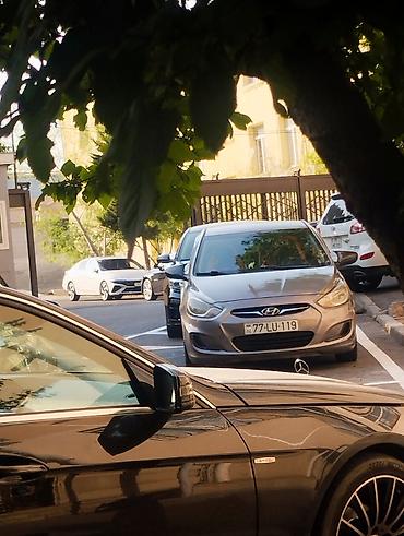 Hyundai: Hyundai Accent sedan - Kuzov: 4 qapılı sedan, boz rəng - Nömrə — 22