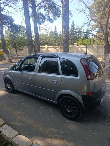 Opel: Opel Meriva, gümüşü rəngli, 5 qapılı kompakt minivan. Xüsusiyyətlər — 5