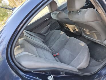 машины 2010 года и выше: Элегантный седан Honda Civic синего цвета, идеальный для городской