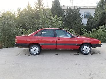 аудио техника: Audi 100: 1986 г., Седан — 1