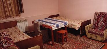 Uzunmüddətli kirayə mənzillər: Kirayə verilən bu mənzil iki çarpayı, bir masa, 4stul, 2 kreslo, bir