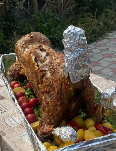 Готовые блюда, кулинария: Целая запеченная тушка (предположительно ягненка/барашка) на большом — 8