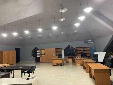 xacmazda dasinmaz emlak: Geniş və işıqlı ofis sahəsi – açıq planlı iş mühiti və toplantı zonası