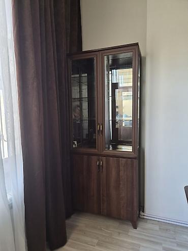 витрина шкаф: Şüşəbənd vitrin şkaf - Material: Ağac teksturalı laminat korpus — 1