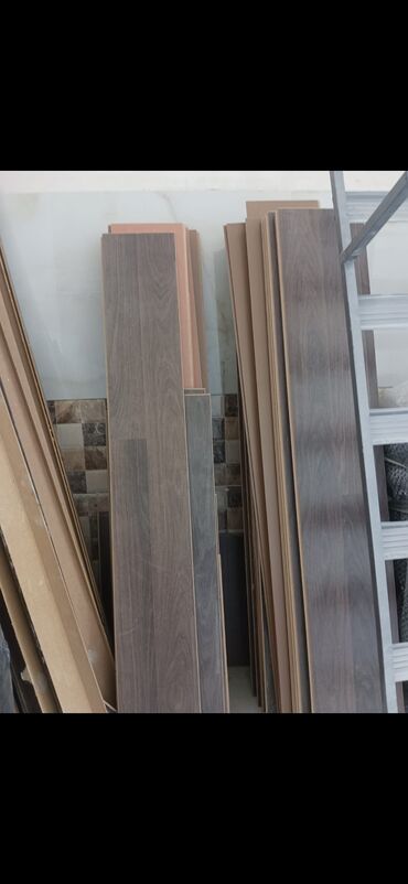 Linoleum: Laminant 14 kvadratdı 1 kvadratı 8m. evdə yaşayış olmuyub təzədir