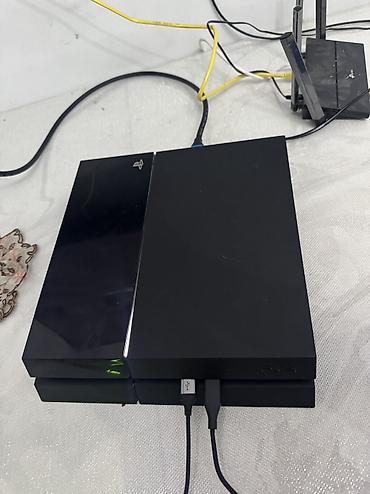 PS4 (Sony PlayStation 4): Продаётся Sony PlayStation 4. В комплект входит: - консоль PS4 - 1 — 4