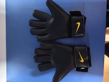 Nərdlər: Nike brendinə məxsus qara rəngli qapıçı əlcəkləri, hər iki əlcəyin