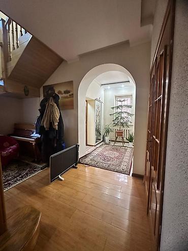 Продажа коттеджей и домов: Продаётся дом в ж/м Ала Тоо 5 соток,дом 193м2 •Дом из кирпича — 7