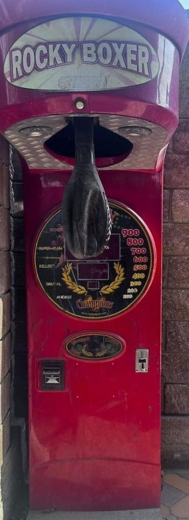 Вендинговые аппараты: Игровой автомат боксер Rocky Boxer - Напольный ударный автомат с — 1