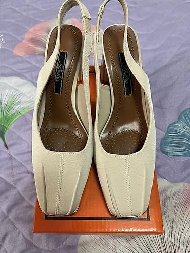 brend ayaqqabılar: Zərif qadın ayaqqabısı – krem rəngdə, açıq dabanlı (slingback) model — 2