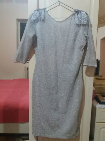 вечернее женское платье: M (EU 38), цвет - Серебристый