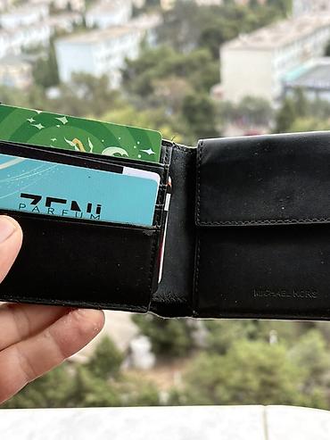 batinka kişi: Michael Kors kişi pul kisəsi – qara rəng, dəri. Xüsusiyyətlər: - — 3