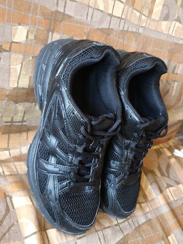 Patike: Crne sportske patike – mrežasti gornjište sa sintetičkim ojačanjima i — 1