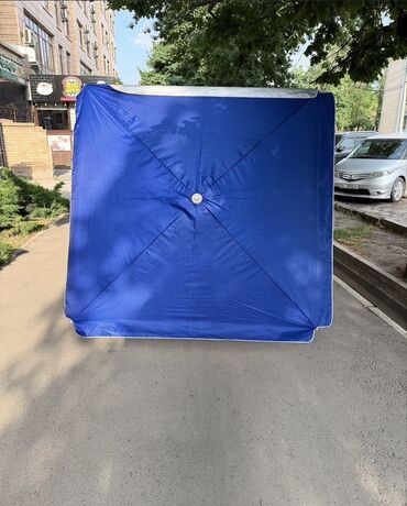 купить тачку садовую: Большой квадратный зонт красного цвета, предназначенный для защиты от