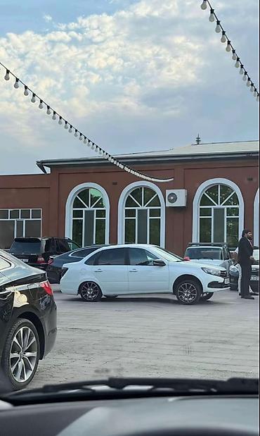 VAZ (LADA): Lada Granta sedan – ağ rəng, 4 qapılı, öndən görünüşlü müasir radiator — 1