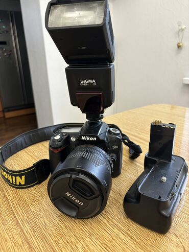 Фото и видеокамеры: Фотоаппарат D90, батарейный блок Phottix BG- D90, вспышка Sigma EF -