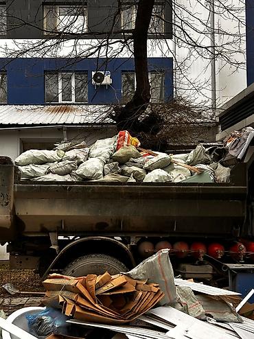 расхламлением: *Вывоз строительного мусора — быстро, недорого, с гарантией!* — 3