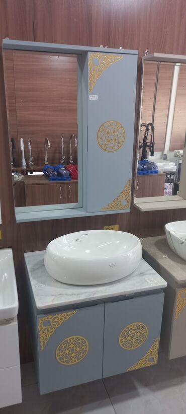 Döşəmə: Hamam mebeli dəsti - Üst hissə: geniş güzgü və yan tərəfdə qapılı