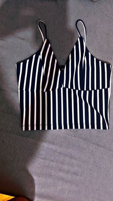 Boşqablar: Qadınlar üçün nəzərdə tutulmuş bu crop top, həm gündəlik geyim, həm də
