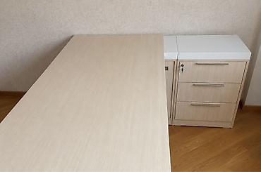 kamputer masası: Ofis üçün L‑şəkilli iş masası və saxlama bloku - Rəng/tekstura: açıq — 4