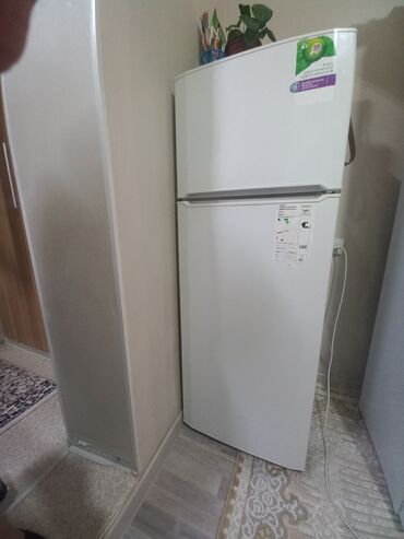 холодильник бу продаю: Холодильник Beko, Б/у, Двухкамерный, 160 *