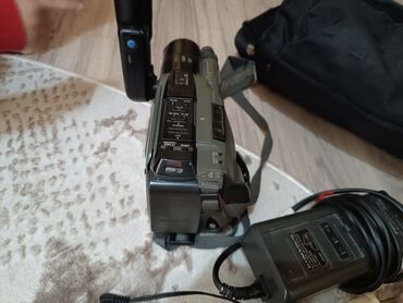 Видеокамеры: Видео камера Панасоник касетный только акумлятор не заряжается
