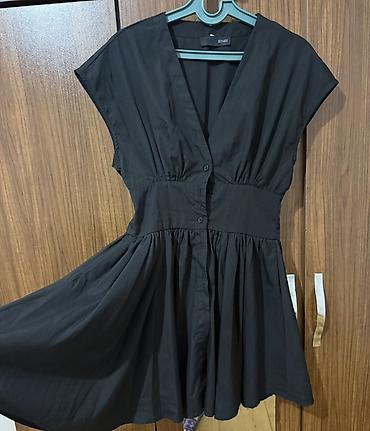 Qara rəngli qadın paltarı - Model: V-yaxa, qısa qollu, beldən yığmalı