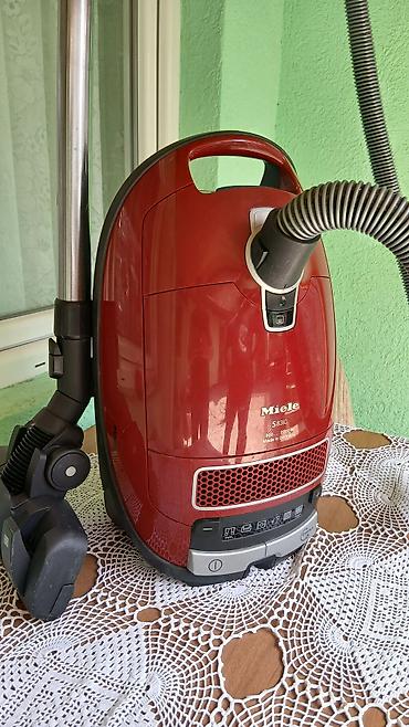bordo: Miele S8310 usisivač sa kesom – 300–2200 W, Made in Germany. Crvena — 2