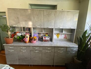 кухонные мебели: Комплект кухонных шкафов, выполненный в светло-сером цвете с рисунком