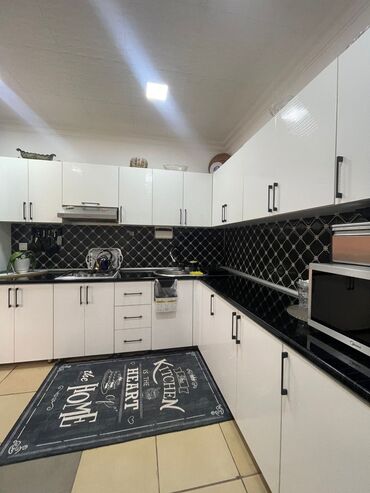 Yeni tikili: Satılır: geniş və zərif interyerli mənzil/evin qonaq otağı və sanitar — 13