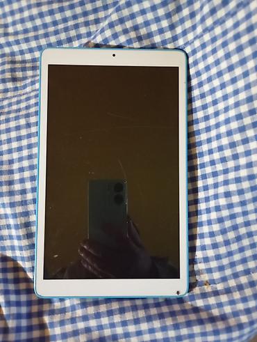 zvučnici za pojačalo: Alcatel tablet – bela pozadina, plavi ram napred - Ekran oko 8 inča — 1