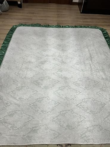 yataq ortuleri: Yataq örtüyü 2m/2m . Kreslo örtüyü-2 ədəd - Rəng: açıq krem/boz — 2