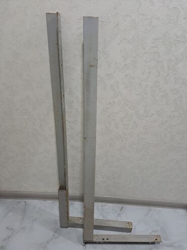 qapi ve pencere: İki ədəd boz rəngli metal ayaq dəsti. Bu ayaqlar müxtəlif