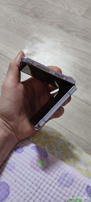телефон 4000сом: Samsung Galaxy Z Flip 4, Колдонулган, 256 ГБ, түсү - Кызгылт көк, 1 SIM