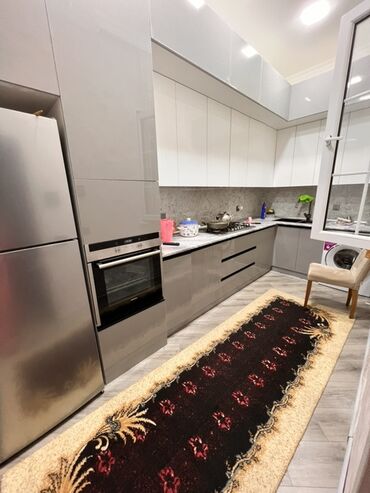 Uzunmüddətli kirayə mənzillər: 4 otag - Zal: Geniş və işıqlı otaq, kristal lüstrlü asma tavan — 5