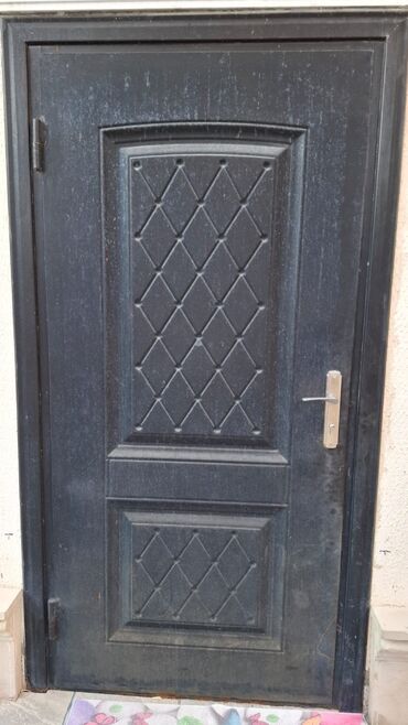 Furnitura və aksessuarlar: Metall giriş qapısı - Material: polad/metal konstruksiya - Rəng: qara