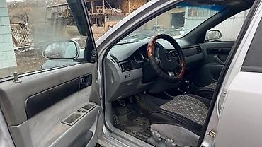 Другие автомобили: Седан серебристого цвета, 4 двери, просторный салон с чехлами на — 3