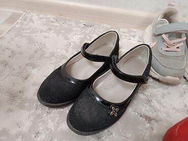домашняя обувь: Отдам за 2 шоколадки Казахстан детскую обувь в отличном состоянии На