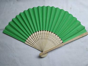 Ostali aksesoari: Lepeza drvena 21-22 cm. polovna.Cena za kom — 7