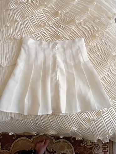 çaplı qadın ətəkləri: Ağ plisəli mini skirt-şort (skort) - Rəng: qar kimi ağ - Dizayn: ön — 2